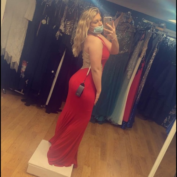 Beautiful red prom dress - Picture 2 of 3